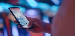Google Pixel 6 in Hand