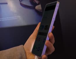 Samsung Galaxy S26 Ultra front display showing the Privacy Display feature activated. 