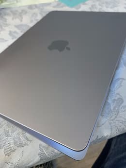 MacBook Air (2024) 13-inch - Apple M3 8-core and 8-core GPU - 8GB