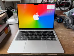 MacBook Air (2022) 13-inch - Apple M2 8-core and 8-core GPU - 8GB
