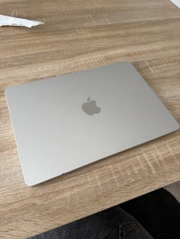 MacBook Air (2022) 13-inch - Apple M2 8-core and 8-core GPU - 8GB
