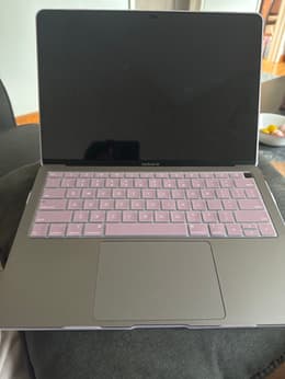 MacBook Air (2020) 13-inch - Apple M1 8-core and 7-core GPU - 8GB