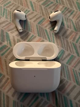 Apple AirPods 3rd gen (2022) - Lightning Charging case | Back Market