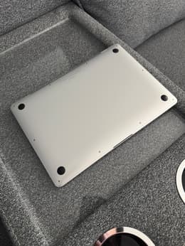 MacBook Air (2020) 13-inch - Apple M1 8-core and 7-core GPU - 16GB