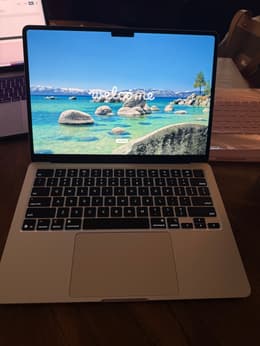 MacBook Air (2025) 15-inch - Apple M4 10-core and 10-core GPU
