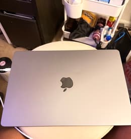 MacBook Air (2022) 13-inch - Apple M2 8-core and 10-core GPU - 8GB