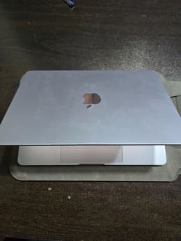 MacBook Air (2025) 13-inch - Apple M4 10-core and 10-core GPU