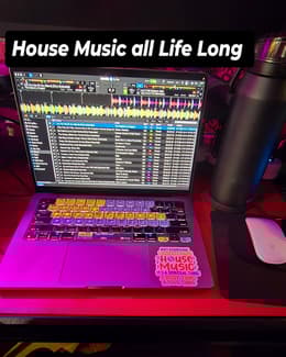 MacBook Pro (2023) 14-inch - Apple M3 Pro 11-core and 14-core GPU