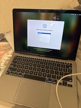 MacBook Air (2020) 13-inch - Apple M1 8-core and 8-core GPU - 16GB