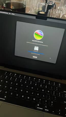 MacBook Pro (2022) 13-inch - Apple M2 8-core and 10-core GPU - 8GB
