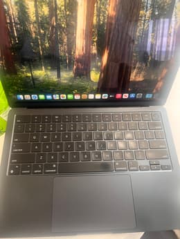 MacBook Air (2022) 13-inch - Apple M2 8-core and 8-core GPU - 8GB