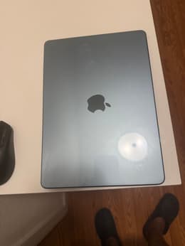 MacBook Air (2022) 13-inch - Apple M2 8-core and 8-core GPU - 8GB