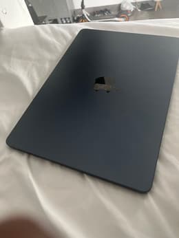 MacBook Air (2025) 13-inch - Apple M4 10-core and 10-core GPU
