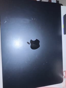 MacBook Air (2022) 13-inch - Apple M2 8-core and 8-core GPU - 8GB