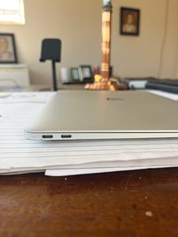 MacBook Air (2020) 13-inch - Apple M1 8-core and 7-core GPU - 8GB