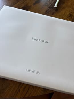 MacBook Air (2024) 13-inch - Apple M3 8-core and 8-core GPU - 8GB