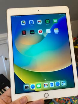 iPad 9.7-inches (2017) 5th gen 32 GB - Wi-Fi - Space Gray | Back
