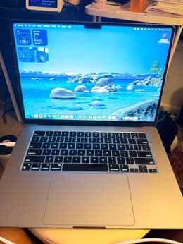 MacBook Air (2022) 13-inch - Apple M2 8-core and 10-core GPU - 8GB