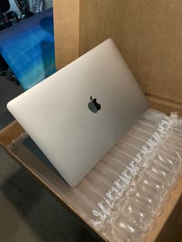MacBook Air (2020) 13-inch - Apple M1 8-core and 7-core GPU - 8GB