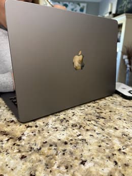 MacBook Air (2022) 13-inch - Apple M2 8-core and 10-core GPU