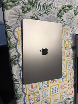 MacBook Air (2022) 13-inch - Apple M2 8-core and 10-core GPU - 8GB