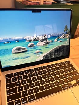 MacBook Air (2025) 13-inch - Apple M4 10-core and 8-core GPU