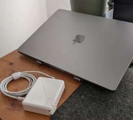 MacBook Pro (2022) 13-inch - Apple M2 8-core and 10-core GPU