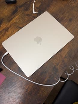 MacBook Air (2025) 13-inch - Apple M4 10-core and 10-core GPU