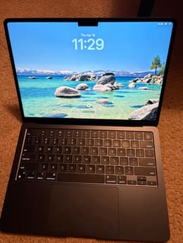 MacBook Air (2024) 13-inch - Apple M3 8-core and 8-core GPU - 8GB