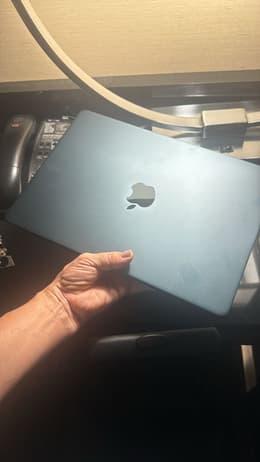 MacBook Air (2022) 13-inch - Apple M2 8-core and 10-core GPU - 8GB